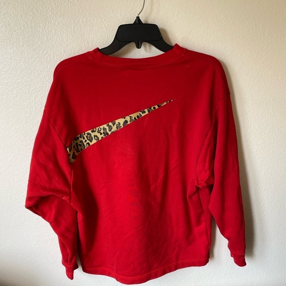 Nike Women’s Red Cheetah Sweatshirt Size XS Loungewear Workout Pullover Top - Picture 3 of 7